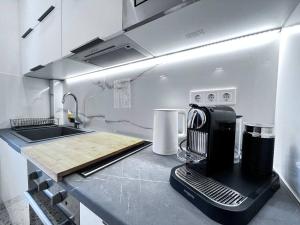 Η κουζίνα ή μικρή κουζίνα στο James - 2BR in the Heart of Ancient Athens +14 φωτογραφίες