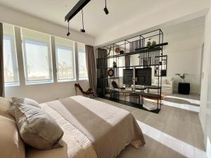 - une chambre avec un lit et une télévision dans l'établissement Premium apartament Distrito Quartier 1 br Retiro, à Buenos Aires