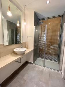 uma casa de banho com um lavatório e um chuveiro em Premium apartament Distrito Quartier 1 br Retiro em Buenos Aires