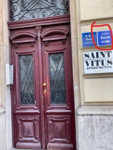 czerwone drzwi na budynku z znakiem powyżej w obiekcie Soba Marinko w mieście Rijeka