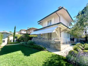 uma casa grande com um relvado em frente em Bellaisa Bed & Breakfast em Camaiore