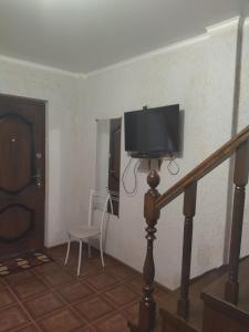 A television and/or entertainment centre at Vacation home on Rybzavodskaya