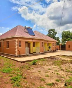 una casa con un panel solar en el techo en MUSITA GUEST WING MOTEL, 