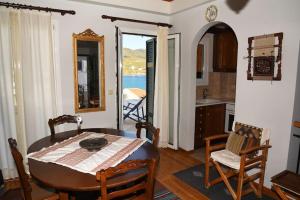 Foto dalla galleria di Panos House Andros ad Andro Altre 20 foto