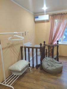 um quarto de hospital com uma cama e uma janela em Vacation home on Rybzavodskaya em Lidzava