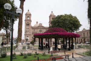 budynek z altaną z kwiatami przed nim w obiekcie GOLD INFINITY w mieście Tacna