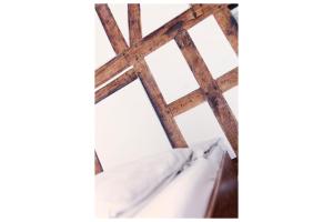 Bett in einem Zimmer mit Holzdecke in der Unterkunft Romantik Hotel Alte Vogtei in Hamm