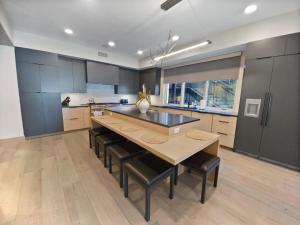 Η κουζίνα ή μικρή κουζίνα στο Luxury King's Crown Condo Ski-In Out condo