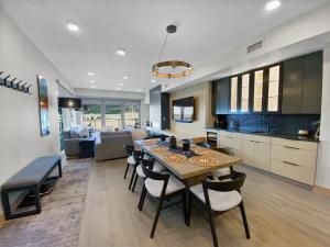 Η κουζίνα ή μικρή κουζίνα στο Luxury King's Crown Condo Ski-In Out condo