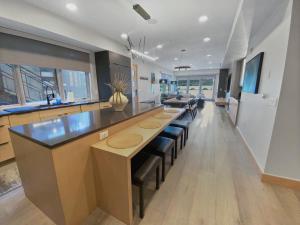 Μια τηλεόραση ή/και κέντρο ψυχαγωγίας στο Luxury King's Crown Condo Ski-In Out condo +54 φωτογραφίες