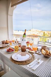 un tavolo con un piatto di cibo e bevande su un balcone di MARINA VILLAGE Peñíscola a Peñíscola