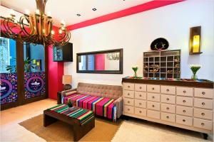 een woonkamer met een bank en een dressoir bij Hotel Mariachi by Kavia 5th Av in Playa del Carmen