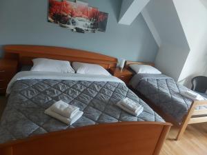 ein Schlafzimmer mit einem Bett mit zwei Handtüchern darauf in der Unterkunft Guest House Neno in Ogulin