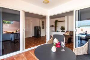 a living room with a table with a vase of flowers at Appartement midden op het eiland: Pension-Nada in Willemstad