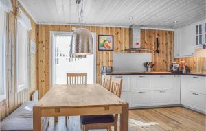eine Küche mit Holztisch und ein Esszimmer in der Unterkunft 4 Bedroom Cozy Home In Sjusjøen in Sjusjøen