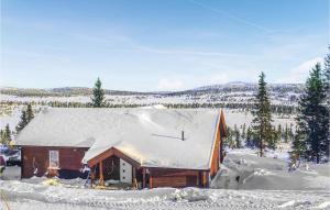 ein Haus mit schneebedecktem Dach im Schnee in der Unterkunft 4 Bedroom Cozy Home In Sjusjøen in Sjusjøen + 15 Fotos