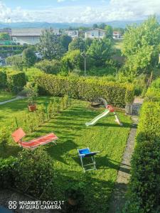 un jardin avec toboggan dans la pelouse dans l'établissement Villetta Camelia, à Guamo