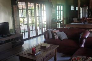 a living room with a couch and a coffee table at Casa ampla no Laranjal in Pelotas