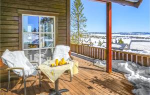 eine Terrasse mit einem Tisch und Stühlen auf einem Haus in der Unterkunft 4 Bedroom Cozy Home In Sjusjøen in Sjusjøen