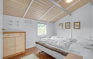 FalenにあるBeautiful Home In Hemmet With 3 Bedrooms And Wifiのベッドルーム(大型ベッド1台、窓付)