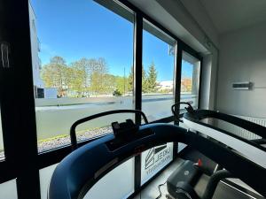 Centrum fitness w obiekcie Apartament Ukiel No9 z prywatnym dostępem do jeziora i siłownią