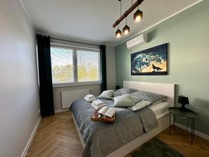 Łóżko lub łóżka w pokoju w obiekcie Apartament Ukiel No9 z prywatnym dostępem do jeziora i siłownią