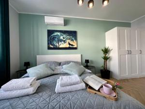 Łóżko lub łóżka w pokoju w obiekcie Apartament Ukiel No9 z prywatnym dostępem do jeziora i siłownią