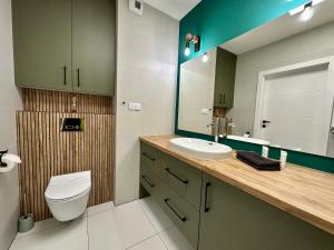 Kúpeľňa v ubytovaní Apartament Ukiel No9 z prywatnym dostępem do jeziora i siłownią + 24 fotografií