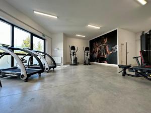 Centrum fitness w obiekcie Apartament Ukiel No9 z prywatnym dostępem do jeziora i siłownią