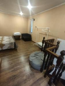 Zimmer mit einem Schlafzimmer mit einem Bett und einem Stuhl in der Unterkunft Vacation home on Rybzavodskaya in Lidzava