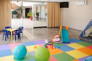 Habitación infantil con mesa y sala de juegos en Hotel Los Aluxes en Mérida