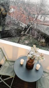 een tafel met twee kopjes en een plant op een raam bij Balcon du Champ de Mars - Wifi / Parking in Angoulême