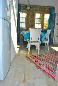 a living room with a table and chairs and a rug at Apartment Mediterraneo Blue Sky in Perast
