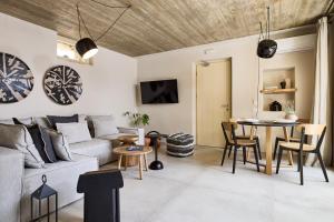 TV a/nebo společenská místnost v ubytování Apsila Pool Suites