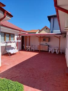 eine Terrasse mit Stühlen und einem Tisch auf einem Haus in der Unterkunft Casa Anne in Mangalia