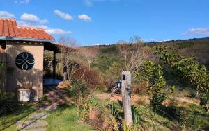 una casa con vistas a un viñedo en Pousada Serra da Paz en Carrancas