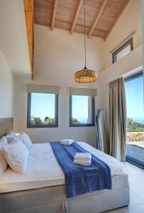 Postel nebo postele na pokoji v ubytování Tsakmakis Villas - Luxury - Panoramic Sea View Lefkada + 37 fotografií