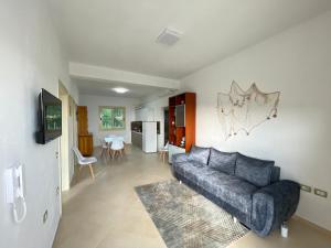 ein Wohnzimmer mit einem Sofa und einer Küche in der Unterkunft Villa Gaia in Vlorë