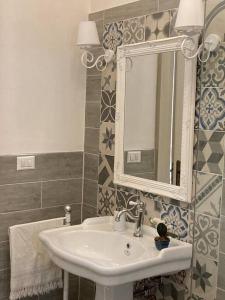 a bathroom with a sink and a mirror at Casa Dalfea in Mazara del Vallo