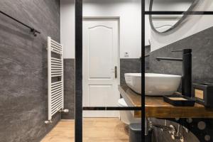 een badkamer met een witte wastafel en een toilet bij Moon Apartments in Cluj-Napoca