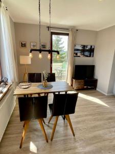 ein Esszimmer mit einem Holztisch und Stühlen in der Unterkunft Ferienwohnung Bonny in Sankt Andreasberg