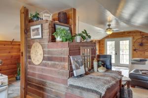 - un salon avec un mur en bois dans une maison dans l'établissement Beatrice Studio with Fire Pit Near Golf!, à Beatrice