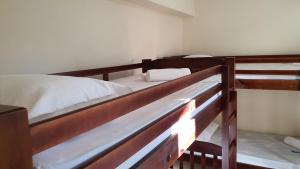 two bunk beds in a small room withthritisthritisthritisthritisthritisthritisthritisthritis at Pousada São José in Guaratinguetá