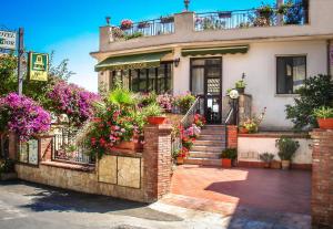 una casa con flores y plantas delante de ella en Hotel Condor, en Taormina