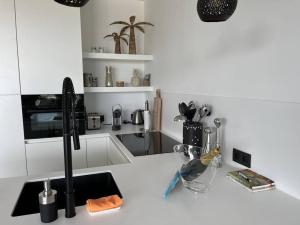 Kuchnia lub aneks kuchenny w obiekcie Reef View - Luxury apartment with seaview and pool