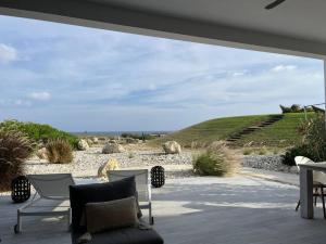 taras z widokiem na ocean z domu w obiekcie Reef View - Luxury apartment with seaview and pool w mieście Willemstad