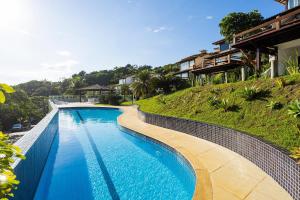 een groot zwembad naast een huis bij BZ20 Geribá com vista panorâmica! 6 quartos in Búzios