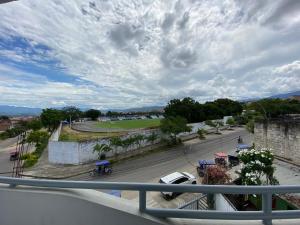 uma varanda com vista para uma rua e um parque de estacionamento em Hospedaje Marbis em Tarapoto