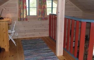 Habitación de madera con escalera en una cabaña en Stunning Home In Edland With House A Mountain View, en Vågsli