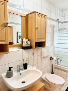 a bathroom with a sink and a toilet at Gemütliches Seeapartment am Berg in Arrach